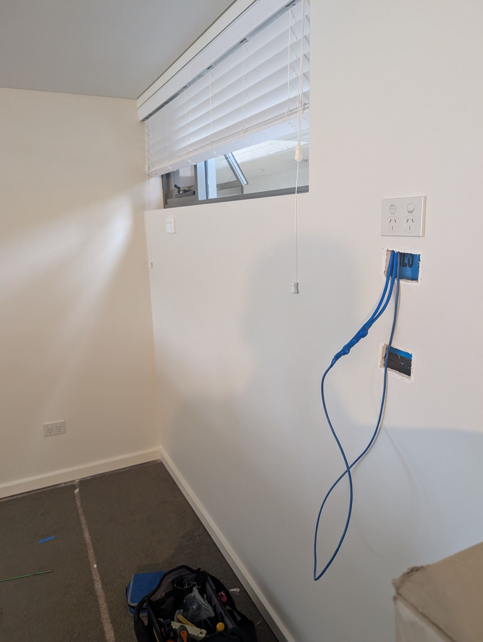 Wi-Fi mesh unit connected to a fresh data point