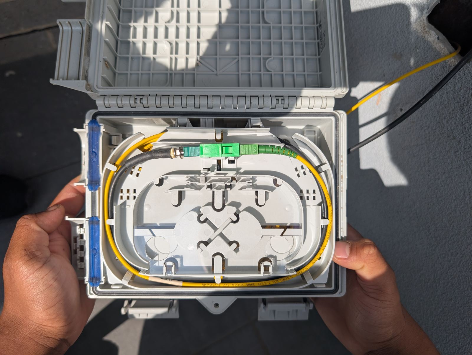 Fibre splice enclosure terminated on-site